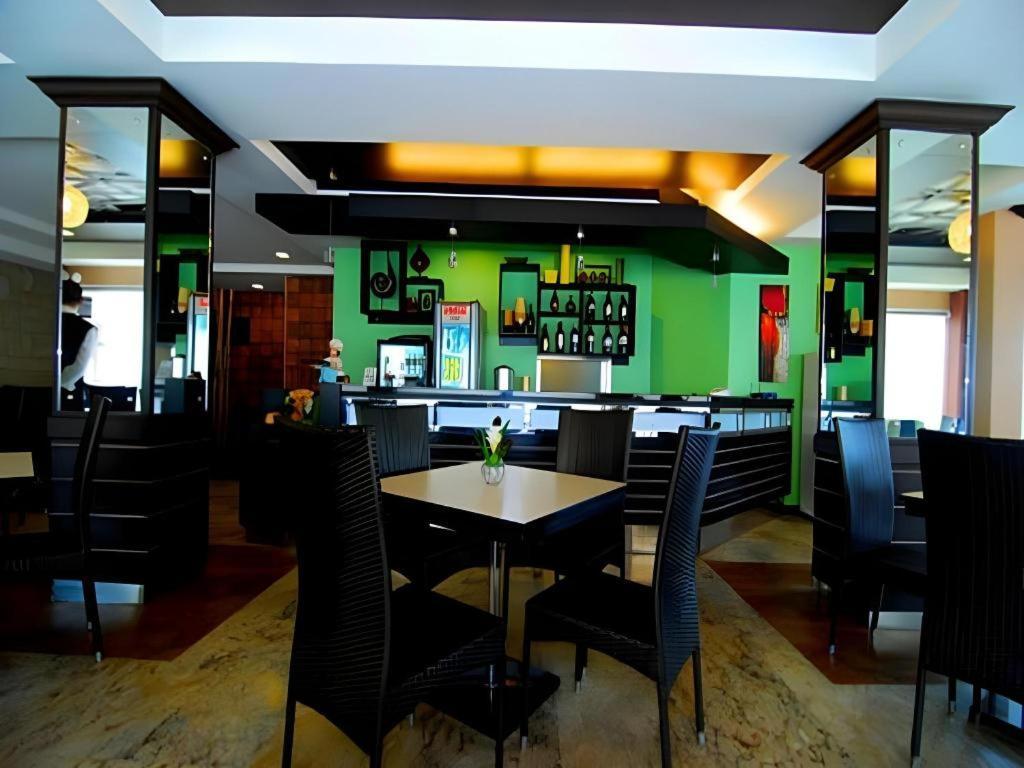 Mo2 Westown Hotel San Juan Bacolod Bagian luar foto