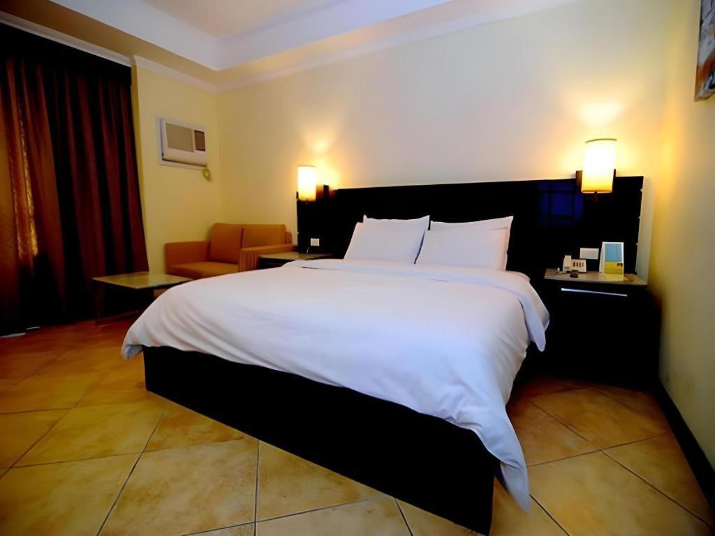 Mo2 Westown Hotel San Juan Bacolod Bagian luar foto