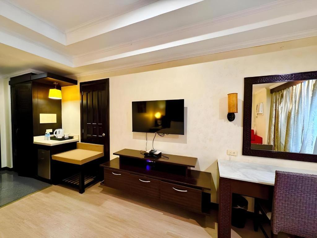Mo2 Westown Hotel San Juan Bacolod Bagian luar foto
